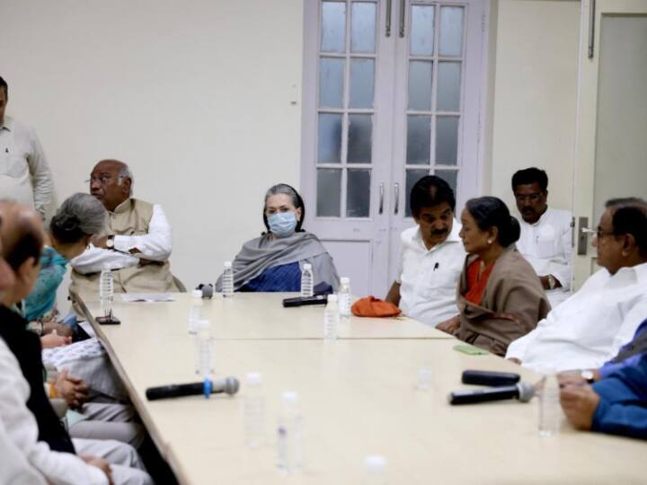 Rahul Gandhi Disqualified As MP Congress High Level Meeting At AICC Headquarter Rahul Gandhi's Disqualification: कांग्रेस का एलान, 'देशभर में चलाएंगे जन-आंदोलन, राहुल गांधी का समर्थन करने वाले विपक्षी दलों का लेंगे साथ'