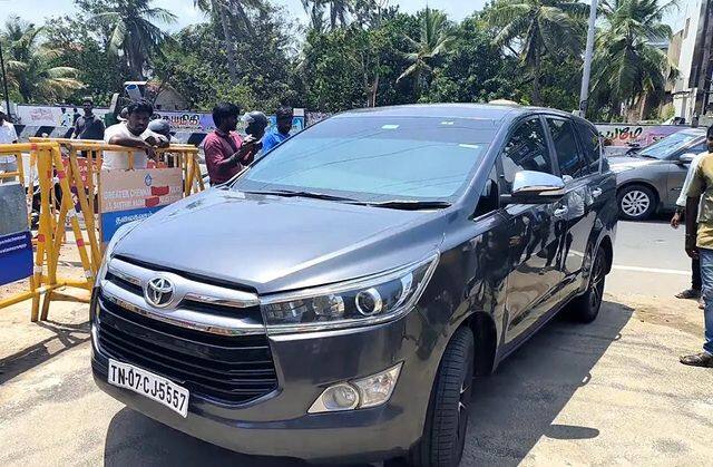 லியோ படப்பிடிப்பு முடிந்த பின், நேற்று சென்னை வந்த விஜய், அஜித்தின் இல்லதிற்கு சென்று இறங்கள் தெருவித்தார்.