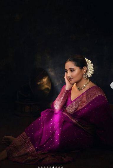 ਰਸ਼ਮੀ ਦੇਸਾਈ ਸੋਸ਼ਲ ਮੀਡੀਆ 'ਤੇ ਵੀ ਕਾਫੀ ਮਸ਼ਹੂਰ ਹੈ। ਉਸ ਦੇ ਇੰਸਟਾਗ੍ਰਾਮ ਅਕਾਊਂਟ 'ਤੇ 5.9 ਮਿਲੀਅਨ ਫਾਲੋਅਰਜ਼ ਹਨ।