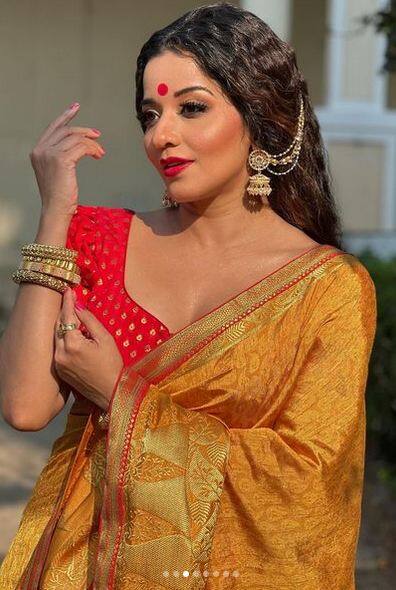 ਅਭਿਨੇਤਰੀ ਮੋਨਾਲੀਸਾ ਆਪਣੇ ਮੱਥੇ 'ਤੇ ਲਾਲ ਬਿੰਦੀ ਅਤੇ ਕਰਲ ਹੇਅਰ ਸਟਾਈਲ ਦੇ ਨਾਲ ਬੰਗਾਲੀ ਸਟਾਈਲ ਵਿੱਚ ਕਪੜੇ ਪਹਿਨ ਨਜ਼ਰ ਆ ਰਹੀ ਹੈ।
