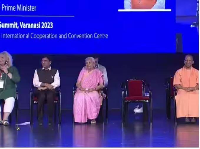 ਇੱਥੇ ਉਹ ਕਈ ਪ੍ਰੋਜੈਕਟਾਂ ਦਾ ਉਦਘਾਟਨ ਅਤੇ ਨੀਂਹ ਪੱਥਰ ਰੱਖਣਗੇ। ਪ੍ਰਧਾਨ ਮੰਤਰੀ ਦੇ ਪ੍ਰੋਗਰਾਮ ਲਈ ਰੁਦਰਾਕਸ਼ ਕਨਵੈਨਸ਼ਨ ਸੈਂਟਰ ਦਾ ਆਡੀਟੋਰੀਅਮ ਸਵੇਰ ਤੋਂ ਹੀ ਭਰਿਆ ਹੋਇਆ ਹੈ। ਪ੍ਰਧਾਨ ਮੰਤਰੀ ਨਰਿੰਦਰ ਮੋਦੀ ਨੇ ਵਾਰਾਣਸੀ ਵਿੱਚ ਰੁਦਰਾਕਸ਼ ਕਨਵੈਨਸ਼ਨ ਸੈਂਟਰ ਵਿੱਚ ਪ੍ਰਦਰਸ਼ਨੀ ਦਾ ਦੌਰਾ ਕੀਤਾ। ਪ੍ਰਧਾਨ ਮੰਤਰੀ ਮੋਦੀ ਅੱਜ ਚਾਰ ਘੰਟੇ 50 ਮਿੰਟ ਵਾਰਾਣਸੀ ਵਿੱਚ ਰਹਿਣਗੇ। ਉਹ ਹਵਾਈ ਸੈਨਾ ਦੇ ਵਿਸ਼ੇਸ਼ ਜਹਾਜ਼ ਰਾਹੀਂ ਵਾਰਾਣਸੀ ਦੇ ਲਾਲ ਬਹਾਦੁਰ ਸ਼ਾਸਤਰੀ ਅੰਤਰਰਾਸ਼ਟਰੀ ਹਵਾਈ ਅੱਡੇ 'ਤੇ ਪਹੁੰਚੇ। ਭਾਜਪਾ ਵਰਕਰਾਂ ਨੇ ਪ੍ਰਧਾਨ ਮੰਤਰੀ ਦਾ ਸ਼ਾਨਦਾਰ ਸਵਾਗਤ ਕੀਤਾ।