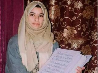 Young girl from Kashmir handwrites Holy Quran after memorising it மனப்பாடம் செய்து திருக்குர்ஆனை கையால் எழுதிய காஷ்மீரை சேர்ந்த இளம்பெண்… பெருமைகொள்ளும் ஊர்மக்கள்!