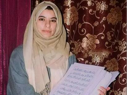 Young girl from Kashmir handwrites Holy Quran after memorising it மனப்பாடம் செய்து திருக்குர்ஆனை கையால் எழுதிய காஷ்மீரை சேர்ந்த இளம்பெண்… பெருமைகொள்ளும் ஊர்மக்கள்!