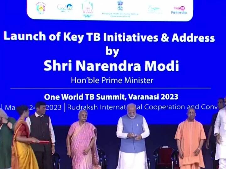 पीएम मोदी अपने संसदीय क्षेत्र में स्वास्थ्य मंत्रालय की ओर से यहां आयोजित तीन दिनी अंतरराष्ट्रीय टीबी कांफ्रेंस का शुभारंभ किया. एक घंटे तक इस कार्यक्रम में रहने के बाद प्रधानमंत्री मोदी संपूणार्नंद संस्कृत विश्वविद्यालय पहुंचेंगे.