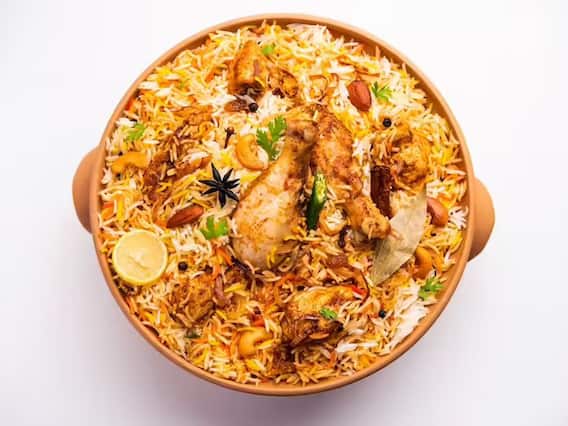 Biryani ATM: इस शहर में ATM मशीन से पैसे निकलने के बजाए निकलती है गर्मा-गर्म बिरयानी...आप भी देखिए ये अनोखा कारनामा Biryani ATM: इस शहर में ATM मशीन से पैसे निकलने के बजाए निकलती है गर्मा-गर्म बिरयानी...आप भी देखिए ये अनोखा कारनामा