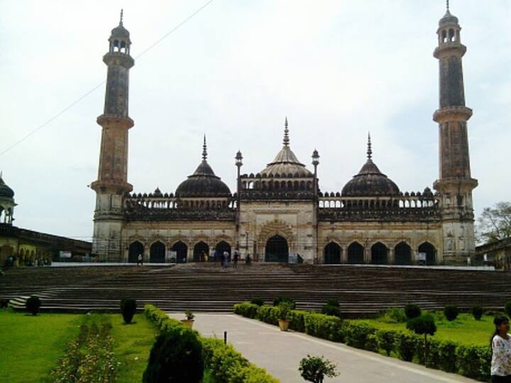 The Bara Imambara is one of the most famous monuments in Lucknow, primarily known for its incredible maze- Bhul Bhulaiya. Interestingly, there are 1024 ways to get inside the maze but only 2 to come out.  Addiitonally, it an important place of worship for the Muslims who come here every year to celebrate Muharram.   Speaking about the Imambara, it has a unique style of construction in which no wood or metal has been used. One can also view the grave of Nawab Asaf-Ud-Dowlah and his crown, which is kept in the central hall, the largest vaulted chamber in the world. (Image Source: Getty)