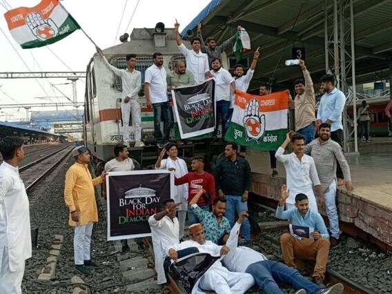 Rahul Gandhi News: राहुल गांधी की सदस्यता रद्द होने पर कांग्रेसियों में आक्रोश, भोपाल में रेल रोककर किया गया प्रदर्शन Rahul Gandhi News: राहुल गांधी की सदस्यता रद्द होने पर कांग्रेसियों में आक्रोश, भोपाल में रेल रोककर किया गया प्रदर्शन