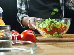 सॅलडमध्ये हमखास केला जाणारा मिठाचा वापर आरोग्यासाठी घातक ठरू शकतो; वाचा डॉक्टरांचा सल्ला