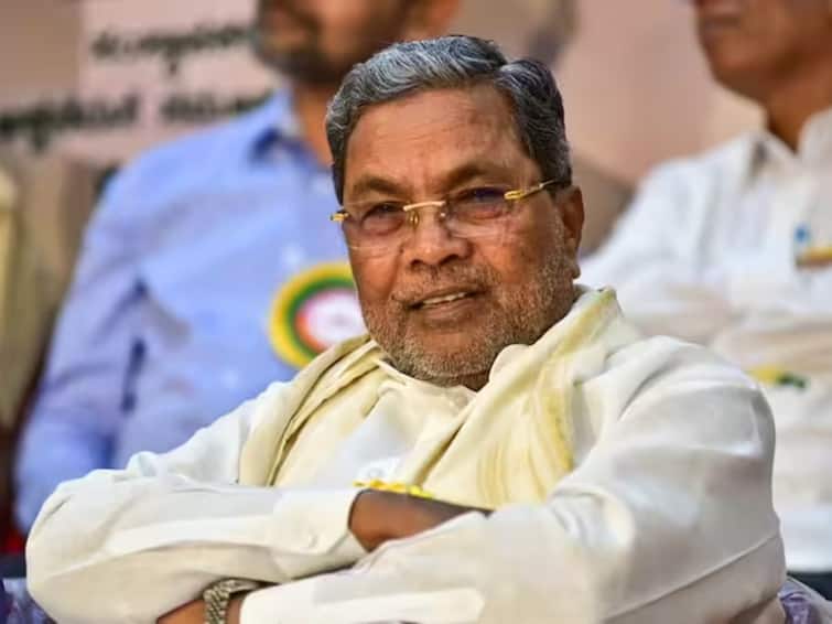Former Karnataka CM Siddaramaiah Slaps Congress Party Worker At His Residence Video Goes Viral Caught On Camera: Former Karnataka CM Siddaramaiah Slaps Congress Worker At His Residence