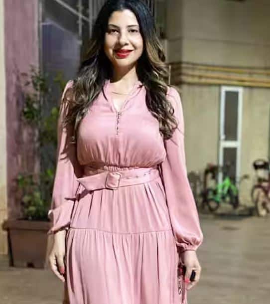 ਜਿਵੇਂ ਕਿ ਹਰ ਕੋਈ ਜਾਣਦਾ ਹੈ ਕਿ ਸੰਭਾਵਨਾ ਸੇਠ ਨੇ ਇੱਕ-ਇੱਕ ਆਈਟਮ ਗੀਤ 'ਚ ਧਮਾਕੇਦਾਰ ਡਾਂਸ ਕਰਕੇ ਲੱਖਾਂ ਲੋਕਾਂ ਨੂੰ ਆਪਣਾ ਦੀਵਾਨਾ ਬਣਾਇਆ ਹੋਇਆ ਹੈ ਪਰ ਕੀ ਤੁਸੀਂ ਜਾਣਦੇ ਹੋ ਕਿ ਇਸ ਅਭਿਨੇਤਰੀ ਨੂੰ ਟਾਪ ਹਿੱਟ ਗੀਤ ਦੇਣ ਦੇ ਬਾਵਜੂਦ ਕੰਮ ਕਿਉਂ ਨਹੀਂ ਮਿਲ ਰਿਹਾ ਸੀ।