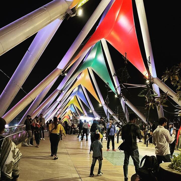 अहमदाबाद साबरमती नदी के किनारे बसा है. इस शहर को “बॉस्टन ऑफ़ इंडिया” इसीलिए कहा जाता है, क्योंकि इस शहर में “अडानी ग्रुप”, “निरमा डेटर्जेंटस” और “ज़यडस कैडिला जैसी कई बड़ी IT कंपनियां है. जिसने देश की GDP को बढ़ाने बहुत मदद की है. साथ ही साथ अहमदाबाद भारत का सबसे पहला UNESCO वर्ल्ड हेरिटेज सिटी है.