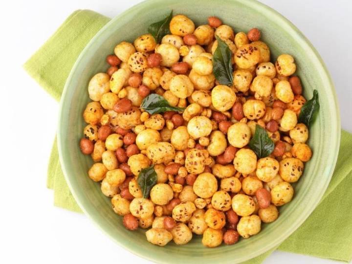 इस आसान रेसिपी को बनाने के लिए सबसे पहले एक पैन गरम करें और उसमें घी डालें. एक बार घी पर्याप्त गर्म हो जाए और कमल के बीज (मखाना) डालें. इन्हें अच्छी तरह से तब तक फेंटें जब तक इनका रंग ब्राउन न हो जाए.इस बीच, सभी सब्जियों को लें और उन्हें अच्छी तरह धो लें. इन्हें काटकर अच्छे से काट लें. सभी सामग्री को एक बाउल में इकट्ठा कर लें.
