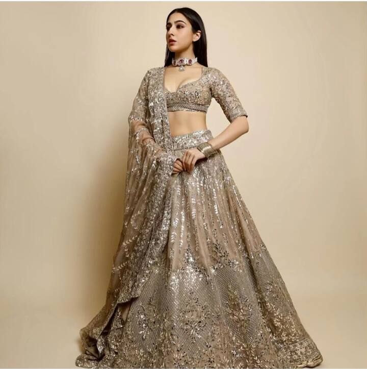 शादी के दौरान चाहे दुल्हन हो, दुल्हन की बहन हो या उनकी सहेली हो इस तरीके का गोल्डन वर्क किया हुआ न्यूड शेड में लहंगा किसी के ऊपर भी बेहद खूबसूरत लगेगा. इसके साथ आप मोतियों का चोकर सेट पहने और रेड लिपस्टिक लगाकर अपने लुक को पूरा करें.