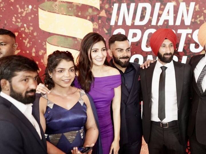 पूर्व भारतीय कप्तान विराट कोहली ने एक ट्वीट किया है. इस ट्वीट के जरिए पूर्व भारतीय कप्तान ने बताया कि उन्होंने दिग्गज हॉकी खिलाड़ी पी श्रीजेश और सरदार सिंह से मुलाकात की. (फोटो क्रेडिट- विराट कोहली ट्विटर)