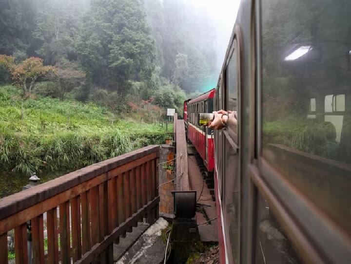 यह ट्रेन खूबसूरत पहाड़ों के बीच से निकलती है. इसे नीलगिरि माउंटेन ट्रेन के नाम से भी जाना जाता है. इस ट्रेन को यूनेस्को (UNESCO) ने विश्व धरोहर की लिस्ट में शामिल किया है. यह ट्रेन खूबसूरत नीलगिरि के पहाड़ों को चीरती हुई निकलती है. इस ट्रेन से सफर करने पर आपको खूबसूरत घाटियां और जंगल भी देखने को मिलेगा.