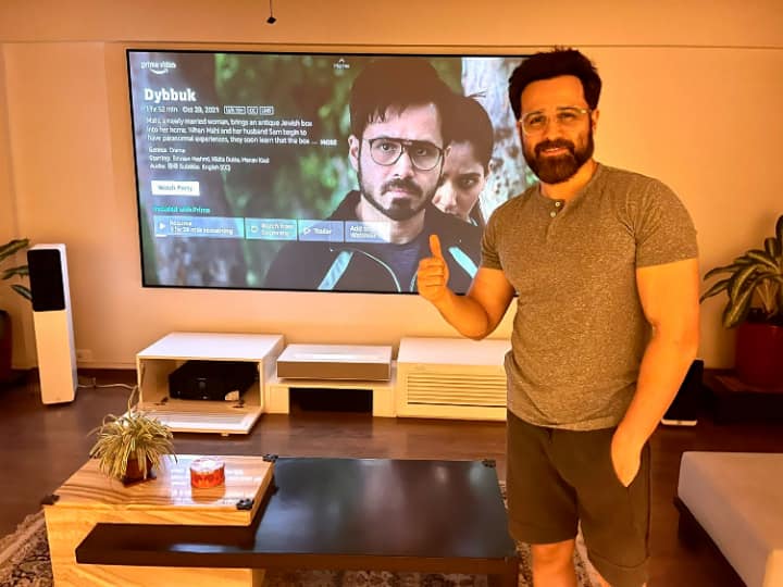 Emraan Hashmi Home Photos: बॉलीवुड में ‘सीरियल किसर’ के नाम से मशहूर एक्टर इमरान हाशमी अपनी लग्जरी लाइफ के लिए भी जाने जाते हैं. आज हम आपको उनके रॉयल हाउस की झलक दिखाने जा रहे हैं.....