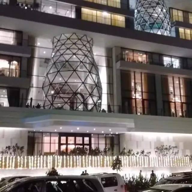 इकोनामिक टाइम्स की मानें तो आपको बता दें कि ईशा अंबानी और उनके पति आनंद पिरामल के पास में मुंबई के वर्ली में मौजूद सी फेसिंग पांच मंजिला हवेली गुलिटा है. जिसकी कीमत तकरीबन 452 करोड़ रुपए की बताई जाती है. इस खूबसूरत बंगले को ईशा अंबानी के ससुर ने शादी के तोहफे में उन्हें दिया था.