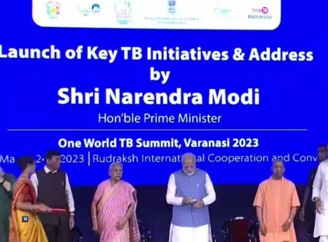 ਪੀਐਮ ਮੋਦੀ ਨੇ ਇੱਥੇ ਆਪਣੇ ਸੰਸਦੀ ਖੇਤਰ ਵਿੱਚ ਸਿਹਤ ਮੰਤਰਾਲੇ ਦੁਆਰਾ ਆਯੋਜਿਤ ਤਿੰਨ ਦਿਨਾਂ ਅੰਤਰਰਾਸ਼ਟਰੀ ਟੀਬੀ ਕਾਨਫਰੰਸ ਵਿੱਚ ਸ਼ਿਰਕਤ ਕੀਤੀ। ਇਸ ਪ੍ਰੋਗਰਾਮ 'ਚ ਇਕ ਘੰਟਾ ਰੁਕਣ ਤੋਂ ਬਾਅਦ ਪ੍ਰਧਾਨ ਮੰਤਰੀ ਮੋਦੀ ਸੰਪੂਰਾਨੰਦ ਸੰਸਕ੍ਰਿਤ ਯੂਨੀਵਰਸਿਟੀ ਪਹੁੰਚਣਗੇ।