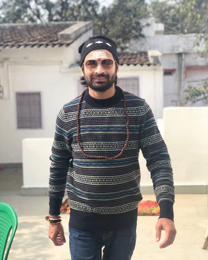 जैसा त्यौहार होता है वह वैसा रूप धारण कर लेते हैं.