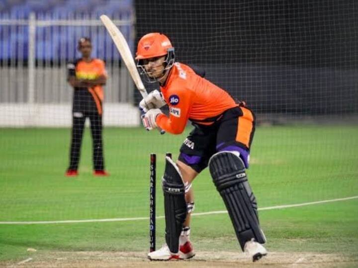 सनराइजर्स हैदराबाद के मिडिल ऑर्डर बल्लेबाज अब्दुल समद पिछले सीजन ज्यादा सफल नहीं रहे. वह सिर्फ 2 मैच खेल पाए. इसके बावजूद मिनी ऑक्शन से पहले सनराइजर्स ने उन्हें रिटेन किया. वह साल 2020 से टीम में बने हए हैं. वह हार्ड हिटिंग बल्लेबाजी के लिए जाने जाते हैं. वह आईपीएल में कई बार तेज-तर्रार पारियां खेल चुके हैं. जिस मैच में उनका दिन होगा वह अकेले मुकाबला जिताने की क्षमता रखते हैं.