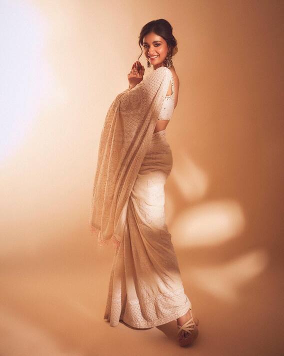 Keerthy Suresh - Dasara Promotions : 'దసరా' కోసం స్లీవ్‌లెస్ బ్లౌజ్ వేసి శారీ కట్టిన కీర్తి సురేష్