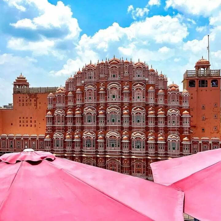 Rajasthan's most beloved city, Jaipur, is known as the Pink City, but it wasn't always like this. The queen here loved the color pink, so Maharaja Ram Singh of Jaipur had the entire city painted pink for his wife. Since then, Jaipur has been called the Pink City, and it is still known by that name to this day.