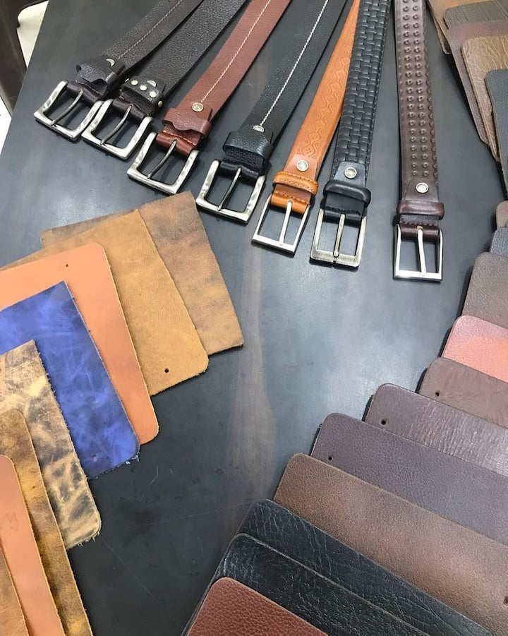 कानपूर भारत में “चमड़े” का सबसे बड़ा उत्पादक है. इस शहर से हमारे देश का आधे से ज़्यादा राजस्व आता है. अगर आपको भी चमड़े बना पर्स, बैग, बेल्ट इत्यादि पसंद हैं. तो एक बार आपका यहां आना बनता है.