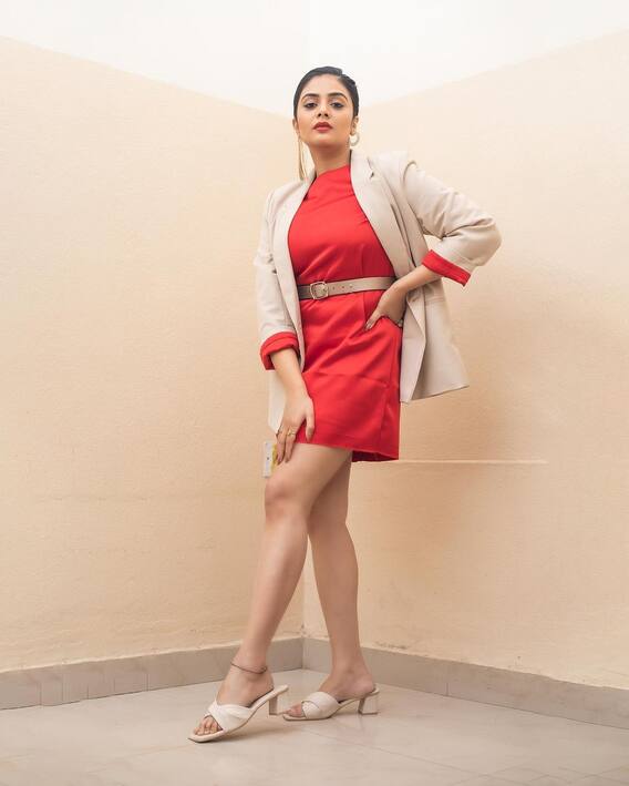 Sreemukhi: ఎర్రగులాబీలా రెడీ అయిన శ్రీముఖి కొత్త ఫోటోలు చూశారా?