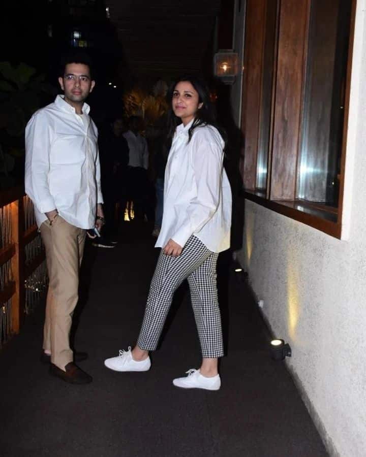 हाल ही में परिणीति चोपड़ा को आम आदमी पार्टी के सांसद राघव चड्ढा के साथ डिनर और लंच के दौरान स्पॉट किया गया है. इसके बाद इन दोनों की फोटो और वीडियो चर्चा में हैं.