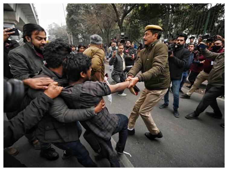 BBC Series Row: Several Students 'Detained' On DU Campus During Protest Against Varsity Action BBC Series Row: Several Students 'Detained' On DU Campus During Protest Against Varsity Action