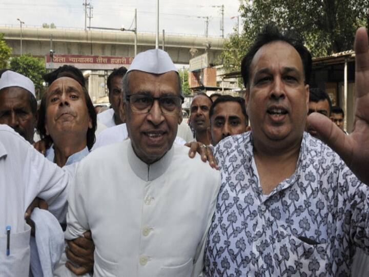 Rasheed Masood was the first MP to be disqualified after being convicted in a criminal case in 2013. The Supreme Court convicted him of an MBBS seat scam in which he nominated 'undeserving' candidates for MBBS seats. Masood received a four-year prison sentence. [Image Source: Getty]