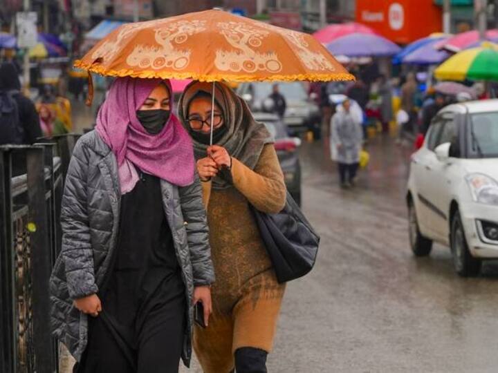 हरियाणा के महेंद्रगढ़, नारनौल और राजस्थान के पिलानी, खैरथल, अलवर, विराटनगर में अगले दो घंटे के दौरान तेज हवाओं के साथ बारिश का अनुमान है.