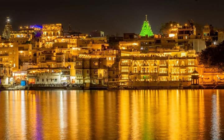 उदयपुर को पहले मेवाड़ के नाम से जाना जाता था. उदयपुर अपने सुन्दर झीलों की वजह से बहुत से पर्यटकों का आकर्षण का केंद्र बन गया है. बॉलीवुड में झील के किसी शूट के लिए फ़िल्ममेकर्स उदयपुर ही आते हैं. यहां आपको पिछोला झील, फ़तेह सागर, ढेबर, सागर स्वरुप झील और दूध तलाई जैसी झीलें हैं. इसीलिए उदयपुर को “झीलों का शहर” कहा जाता है.