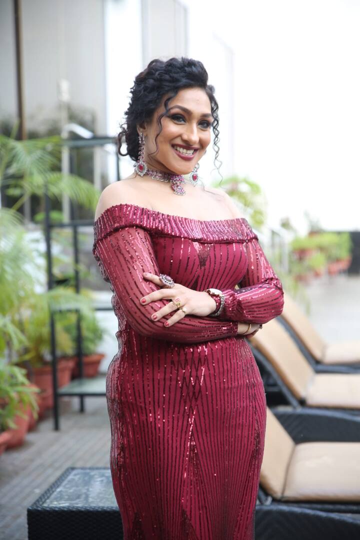 এই অনুষ্ঠানের মধ্য়মণি ছিলেন ঋতুপর্ণা সেনগুপ্ত।