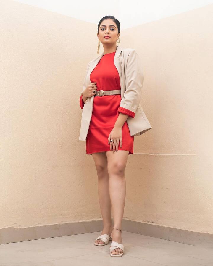 రోజుకో రకం డ్రెస్ వేసి కుర్రాళ్లకి ఊపిరి ఆడకుండా చేసేస్తుంది.  Image Credit: Sreemukhi/ Instagram