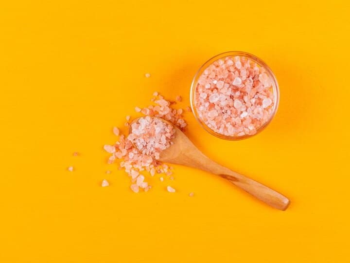 know why pink salt is more beneficial than normal salt Pink Salt VS Normal Salt: तो इस वजह से नॉर्मल सॉल्ट से बेहतर होता है पिंक सॉल्ट...सेहत को मिलते है ये 5 बड़े फायदे