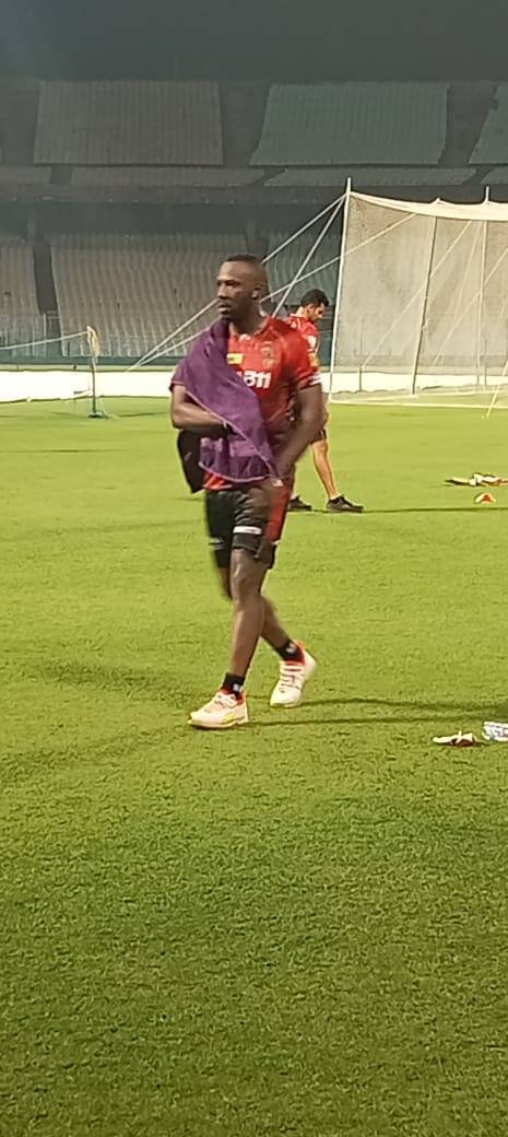 নিজেকেই নিজে 'লেজেন্ড' বলছেন রাসেল