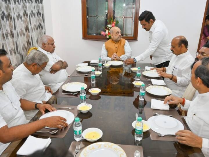 Home Minister Amit Shah had breakfast at BS Yeddyurappa house ahead of election CM Bommai was also present Amit Shah Bangalore Visit: गृह मंत्री अमित शाह ने बीएस येदियुरप्पा के घर किया ब्रेकफास्ट, सीएम बोम्मई भी थे मौजूद
