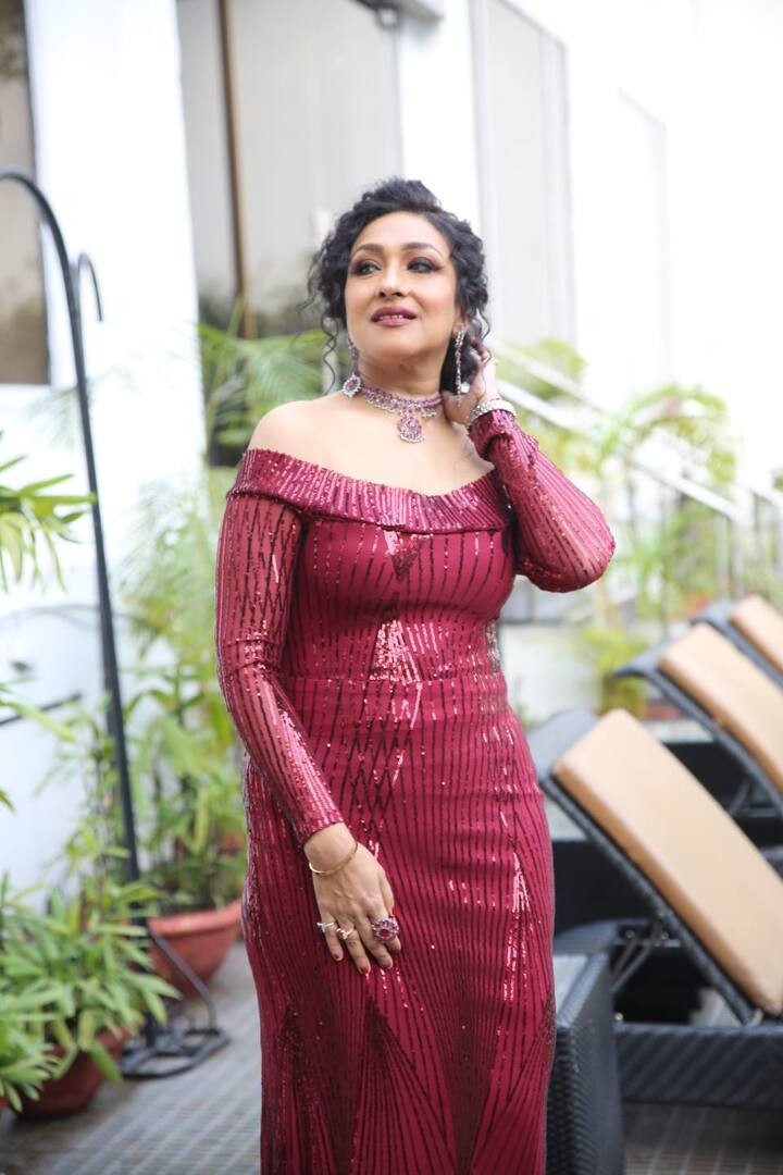 লাল গাউনে এদিন দেখা মিলল অভিনেত্রীর।