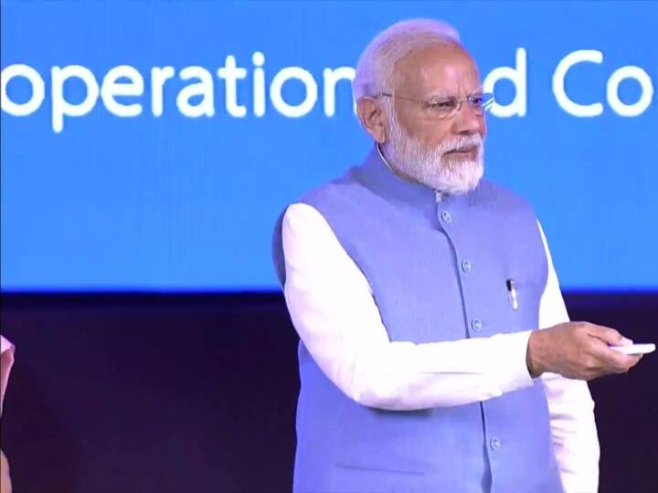 187.17 करोड़ की लागत से पूर्ण हो चुकी करखियांव पैक हाउस, सारनाथ सीएचसी समेत 19 परियोजनाओं का लोकार्पण और 1592.49 करोड़ की लागत से देश के पहले पब्लिक ट्रांसपोर्ट रोपवे सर्विस समेत नौ परियोजनाओं का शिलान्यास करेंगे. जनसभा स्थल पर लगभग डेढ़ घंटे रहने के बाद पीएम सर्किट हाउस आएंगे. यहां आधे घंटे के प्रवास में इस परिसर में बने छह कमरे के सूईट के नए ब्लाक का उद्घाटन करेंगे.