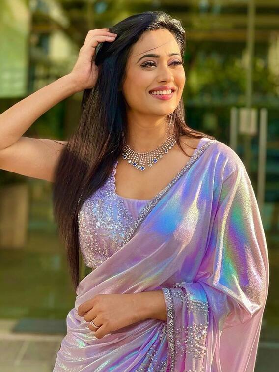 शिमर साड़ी में श्वेता तिवारी की दिलकश अदाएं