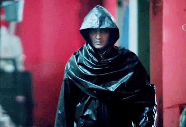 एक विलेन – इस फिल्म में कॉमेडी से हटकर रितेश देशमुख ने एक विलेन का रोल निभाया था. जो अपनी पत्नी की प्रताड़नाओं से परेशान होकर सीरियल किलर बन जाता है और फिर फिल्म में अपनी पत्नी का गुस्सा महिलाओं को मार कर उतारता है. इस रोल में रितेश की बेहतरीन एक्टिंग ने हर किसी के होश उड़ा दिए थे.