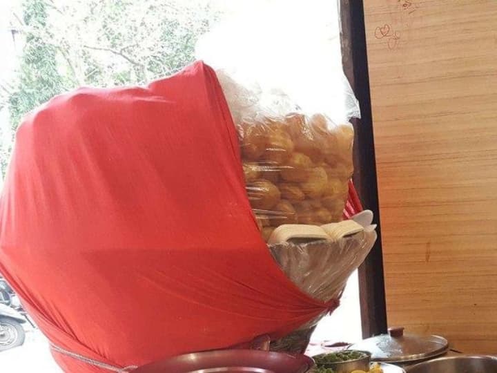 Why is a red cloth kept on food items on chaat or shikanji shop चाट या शिकंजी वाले फूड आइटम्स पर लाल कपड़ा क्यों लगा कर रखते हैं? इसके पीछे है वैज्ञानिक वजह