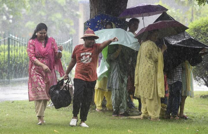 বৃষ্টির পূর্বাভাস থাকলেও আগামী ৪৮ ঘণ্টায় দিন ও রাতের তাপমাত্রা দু থেকে তিন ডিগ্রি তাপমাত্রা বাড়ার সম্ভাবনা রয়েছে বলে জানিয়েছে আবহাওা দফতর।