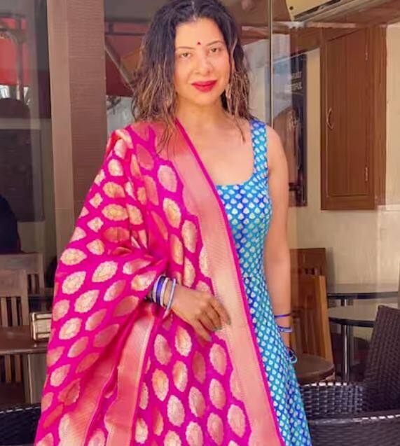 ਜਨਤਕ ਤੌਰ 'ਤੇ ਆਪਣੀ ਨਾਰਾਜ਼ਗੀ ਜ਼ਾਹਰ ਕਰਦੇ ਹੋਏ, ਸੰਭਾਵਨਾ ਸੇਠ ਨੇ ਆਪਣੇ ਡੁੱਬ ਰਹੇ ਕਰੀਅਰ ਲਈ ਭੋਜਪੁਰੀ ਜਗਤ ਦੀ ਮੁੱਖ ਅਭਿਨੇਤਰੀਆਂ ਆਮਰਪਾਲੀ ਦੂਬੇ ਦੇ ਨਾਲ-ਨਾਲ ਕਾਜਲ ਰਾਘਵਾਨੀ ਅਤੇ ਅਕਸ਼ਰਾ ਸਿੰਘ 'ਤੇ ਇਲਜ਼ਾਮ ਲਗਾਏ ਸੀ।