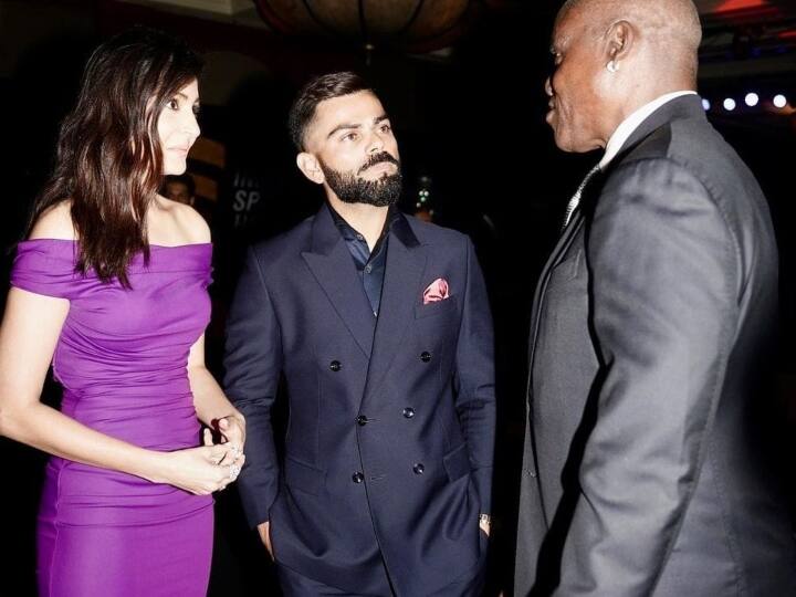 विराट कोहली के साथ इस दौरान बॉलीवुड एक्ट्रेस और उनकी वाइफ अनुष्का शर्मा भी नजर आ रही हैं. इस फोटो में दोनों कपल काफी खूबसूरत नजर आ रहे हैं. (फोटो क्रेडिट- विराट कोहली ट्विटर)