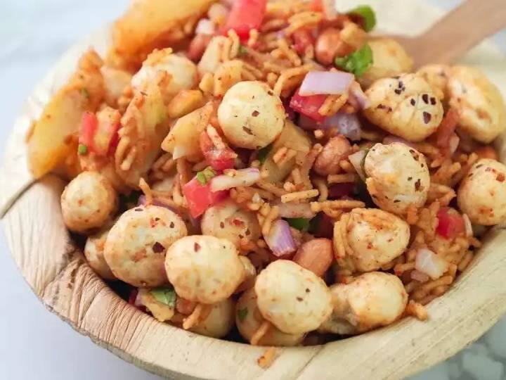 इसके बाद एक बाउल लें और उसमें नींबू का रस, लाल मिर्च, सेंधा नमक और बाकी सामग्री डालें. सब कुछ अच्छी तरह से मिलाएं और टॉस किए हुए मखाने को ताजा हरा धनिया, हरी मिर्च और नमक के साथ मिलाएं. मूंगफली के दानों से सजाकर आनंद लें.