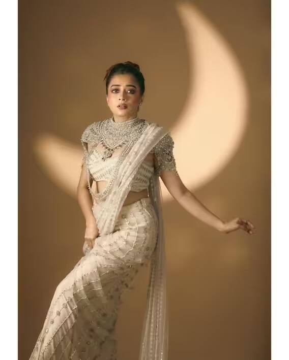 તાજેતરમાં જ એક્ટ્રેસે વાઇટ કલરની એમ્બ્યૉઇડરી વર્ક વાળી સાડી પહેરેલી છે, જેમાં તેને મિનિમલ મેકઅપ કર્યો છે. ટીના આ સાડી લૂકમાં સેક્સી બૉલ્ડ લાગી રહી છે.