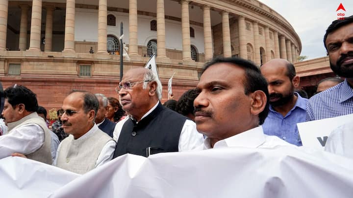 'সত্যি কথা বলার সাজা পেলেন রাহুল',বিপক্ষের কণ্ঠস্বর রোখার চেষ্টা, মন্তব্য মল্লিকার্জুন খাড়গের।