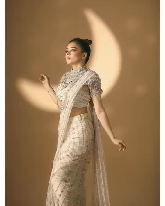 Tina Datta Saree Looks: ટીના દત્તા પોતાના લૂક્સથી લાખો લોકોની ઊંઘ ઉડાડી દે છે. એક્ટ્રેસનો સાડી લૂક્સ પણ કમાલનો છે. તમે પણ એક્ટ્રેસના લૂક્સ પરથી ઇન્સપિરેશન લઇ શકો છો.